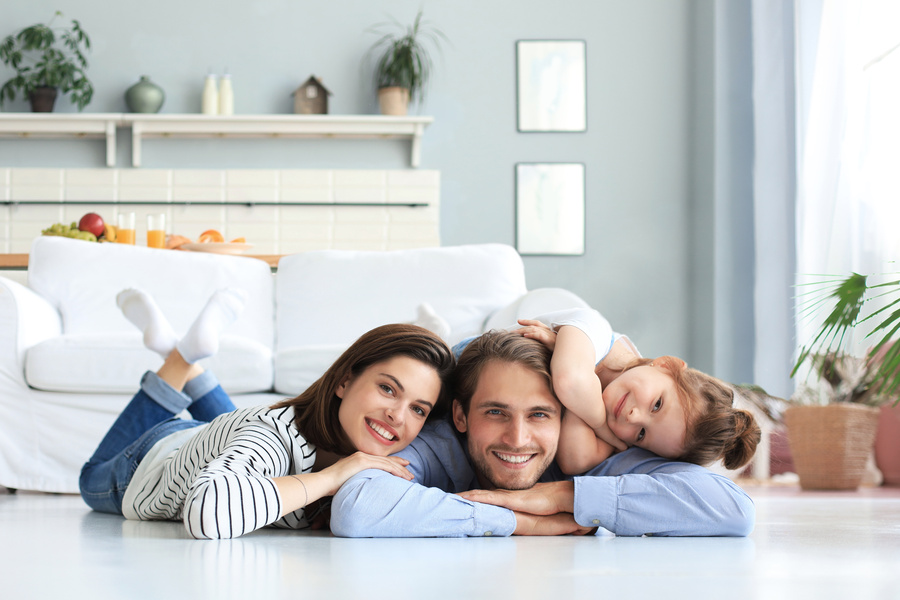 Glückliche Familie liegt auf dem Boden