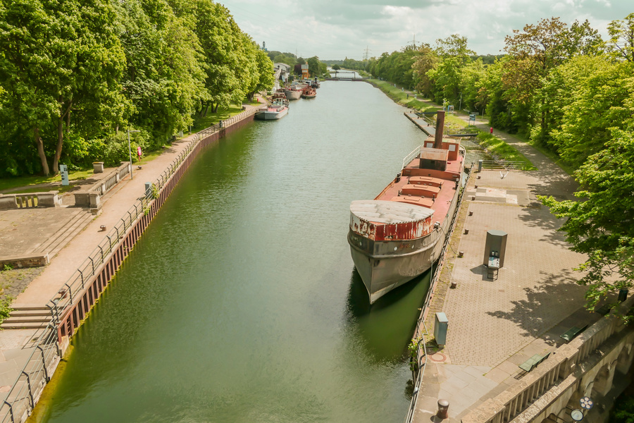 Blick auf den Dortmund-Ems-Kanal mit Schiffen