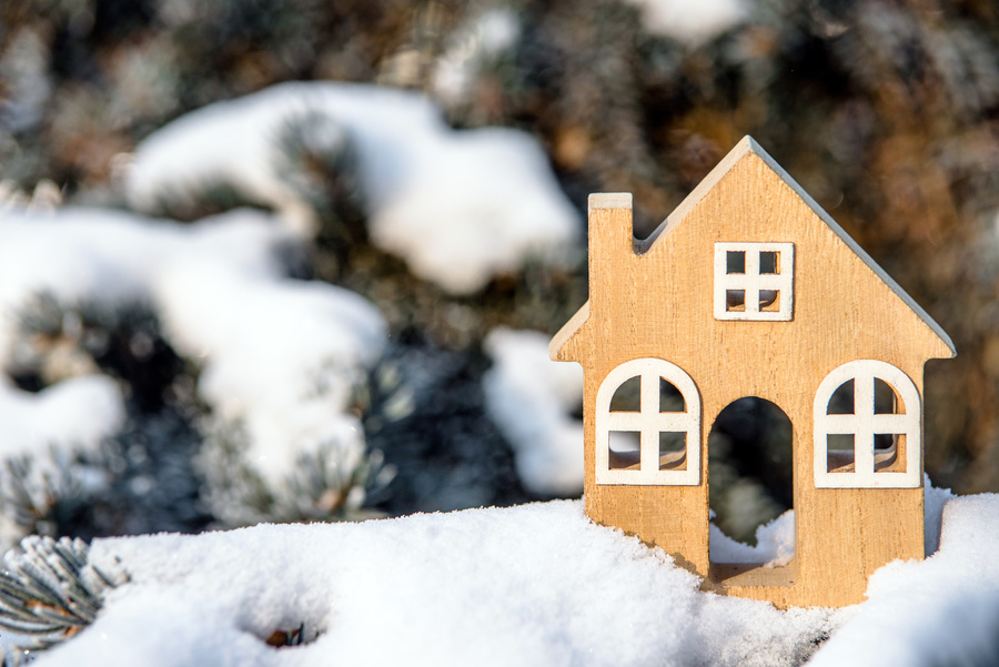 Holzmodellhaus im Schnee