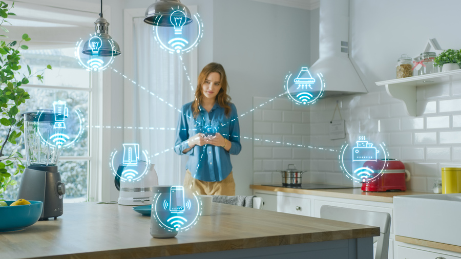 Frau am Handy umgeben von blauen Icons
